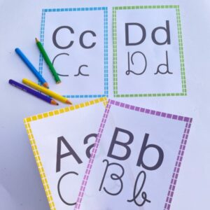 Alfabeto de Letra Cursiva e Caixa Alta com Bordas Coloridas