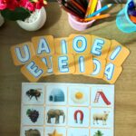 Recurso pedagógico para trabalhar vogais e sons iniciais de forma prática e divertida.