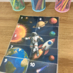 Quebra-cabeça pedagógico com tema espacial para trabalhar número e quantidade de 1 a 10, com peças de numerais e base com contagem nos dedos.