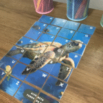 Quebra-cabeça do alfabeto com tema fundo do mar, mostrando letras organizadas em um cenário submarino com tartaruga e peixes.