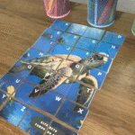 Quebra-cabeça do alfabeto com tema fundo do mar, mostrando letras organizadas em um cenário submarino com tartaruga e peixes.