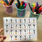 Plaquinha de apoio para alfabetização com alfabeto ilustrado e números de 1 a 100, material pedagógico em PDF para imprimir.