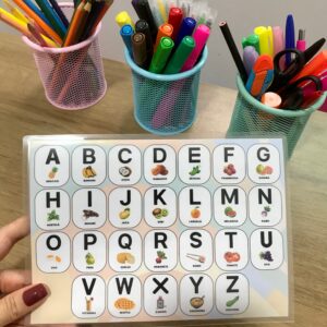 Plaquinha de apoio para alfabetização com alfabeto ilustrado e números de 1 a 100, material pedagógico em PDF para imprimir.