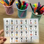 Plaquinha de apoio para alfabetização com alfabeto ilustrado e números de 1 a 100, material pedagógico em PDF para imprimir.