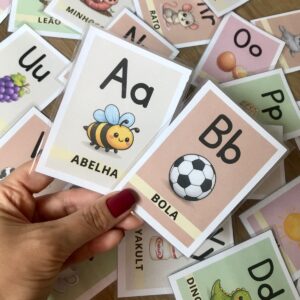 Alfabeto ilustrado infantil com cards das letras, material pedagógico para alfabetização na educação infantil.