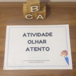 A atividade Olhar Atento foi desenvolvida para auxiliar as crianças no reconhecimento do som inicial das vogais (A, E, I, O, U) de forma visual e lúdica.