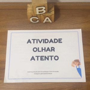A atividade Olhar Atento foi desenvolvida para auxiliar as crianças no reconhecimento do som inicial das vogais (A, E, I, O, U) de forma visual e lúdica.
