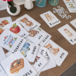 Atividade de alfabetização letra inicial com imagens e letras móveis para crianças