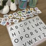 Recurso pedagógico de alfabetização com letras do alfabeto e figuras para associar a letra inicial.