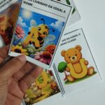 Cada livrinho foi criado para transformar o aprendizado das vogais em uma experiência divertida, acolhedora e cheia de descobertas, respeitando o ritmo de cada criança e incentivando a confiança em cada nova conquista.